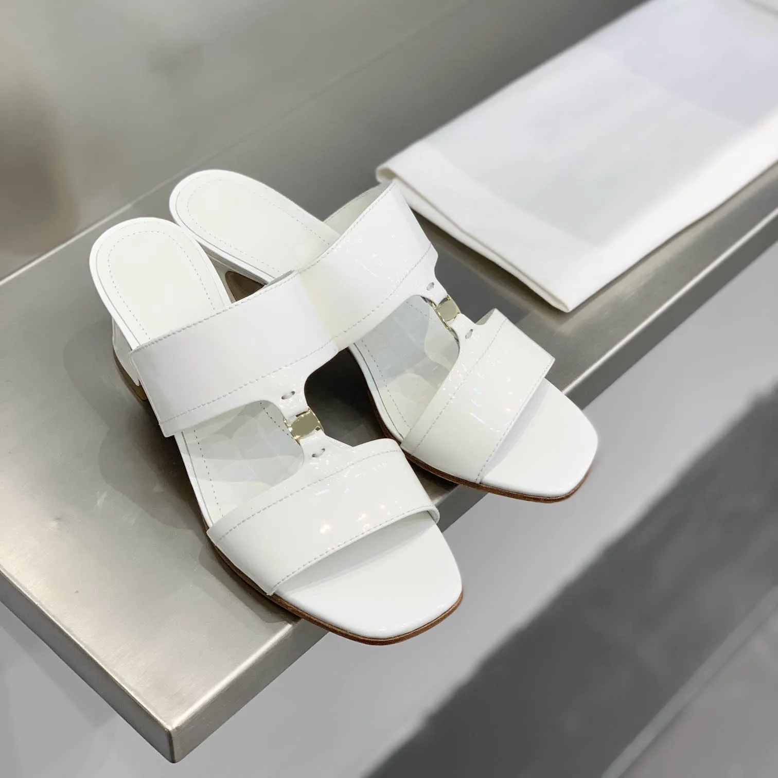 2023 Primavara-Vara Casual Tocuri De Metal Decor Square Toe Pantofi Pentru Femei Culoare Solidă Din Piele De Brevet Papuci De Casă Dimensiune 35-40 Fierbinte